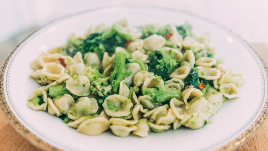 ITALIA IN 20 RICETTE: ORECCHIETTE CON LE CIME DI&nbsp;RAPA