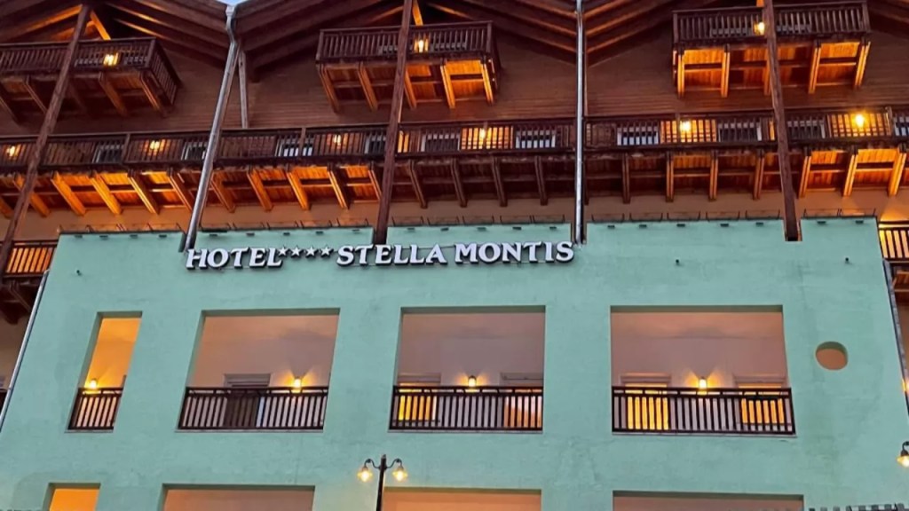 IL CEO SCOPRE PER CASO LO “SCHERZO” DEI GIOCATORI: RECENSIONI FINTE A UN HOTEL REALE PER COLPA DI ARC&nbsp;RAIDERS