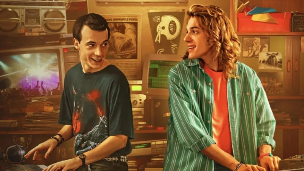 GLI 883 TORNANO A SORPRENDERE: LA NUOVA SERIE SKY ARRIVA PRIMA DI QUANTO&nbsp;PENSI