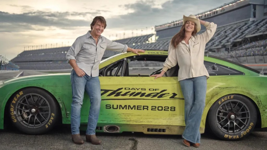 TOM CRUISE SGANCIA LA BOMBA: ANNE HATHAWAY IN “GIORNI DI TUONO 2” CON FOTO UFFICIALE E DATA&nbsp;D’USCITA