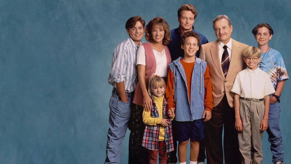 L’EPISODIO DI “CRESCERE, CHE FATICA” CHE HA TRASFORMATO LA SITCOM IN UN INCUBO HORROR: IL TRIBUTO A SCREAM CHE POCHI&nbsp;RICORDANO